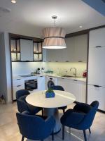 Kuchyň nebo kuchyňský kout v ubytování 1 Bedroom apartment suite Address beach marassi