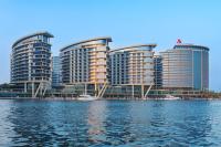 ドバイにあるMarriott Marquis Dubai Creekの水域に隣接する高層ビル群