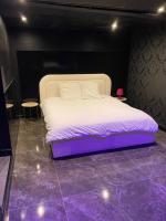 Łóżko lub łóżka w pokoju w obiekcie La Suite Marylin, Loft de 90m2 avec Sauna et Jacuzzi