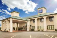 Un edificio de hotel con un cartel encima. en Baymont by Wyndham Johnson City, en Johnson City