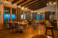 una sala da pranzo con tavoli, sedie e finestre di KIDE hotel by Iso-Syöte a Syöte