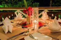 stół z zestawem stołowym z płytami i srebrem w obiekcie Beach Hotel Guraidhoo w mieście Guraidhoo