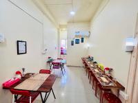 eine Reihe von Tischen und Stühlen in einem Raum in der Unterkunft Aizawl Guest House in Aizawl