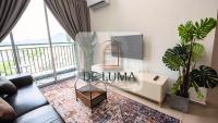 Una sala de estar con un sofá y una ventana grande. en De Luma-Metropol, en Bukit Mertajam