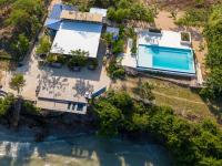 una vista aerea di una casa con piscina di Zanzibar,Fumbatown 2 Bed Ocean view Apartment a Fumba