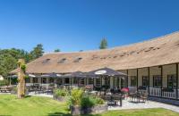 Restaurace v ubytování Mooi 4p Wellness chalet in het Bos met finse Sauna en Hottub