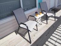 zwei Stühle und ein Tisch auf einer Veranda in der Unterkunft Condo in Gulf Shores King Suite in Gulf Shores