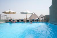 Bazén v ubytování Pyramid Front Hotel nebo v jeho okolí