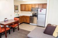 Residence Inn by Marriott Rocky Mountにあるキッチンまたは簡易キッチン