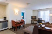 Residence Inn by Marriott Rocky Mountにあるテレビまたはエンターテインメントセンター