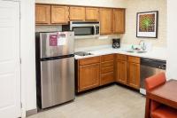 Residence Inn by Marriott Rocky Mountにあるキッチンまたは簡易キッチン