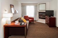 Residence Inn by Marriott Rocky Mountにあるテレビまたはエンターテインメントセンター