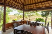 Pondok Hari Baik في Balian: مطعم بطاولات وكراسي وإطلالة