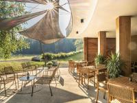 Vista general de una montaña o vista desde el parque vacacional