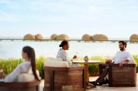 Oaspeți care stau la Nujuma, a Ritz-Carlton Reserve