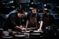 Un gruppo di uomini in una cucina che preparano il cibo di Prestige Hotel Budapest a Budapest