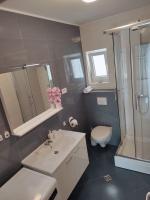 Kúpeľňa v ubytovaní Enelani Apartments