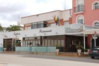 un hotel al lado de una calle en Hotel Frijon, en Aceuchal
