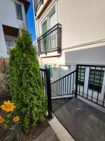 Cozy Private Suite near YVR Airportにあるバルコニーまたはテラス