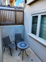 Cozy Private Suite near YVR Airportにあるバルコニーまたはテラス