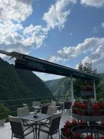 een restaurant met tafels en stoelen op een balkon bij Restoran Motel Kanjon in Skender Vakuf