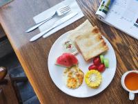 un plato blanco con comida en una mesa de madera en Guilin Qingshanshe Hotel -Free pick up train station stay two nights, en Guilin