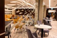 ティサウーイバーロシュにあるTisia Hotel & Spaのロビーにテーブルと椅子があるレストラン