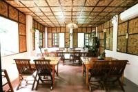 MarayunotShepherd's Ridge Mountain Resort的配有木桌椅的餐厅