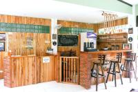 MarayunotShepherd's Ridge Mountain Resort的餐厅内的酒吧,设有木墙和凳子