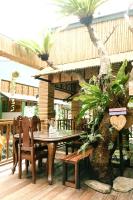 MarayunotShepherd's Ridge Mountain Resort的一个带桌椅和棕榈树的庭院