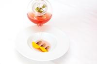 Un plato blanco con una bebida y un plátano encima. en Best Western Sévan Parc Hôtel, en Pertuis