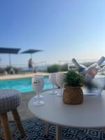 Bazén v ubytovaní Villa provençale Magnifique vue Golfe de St Tropez alebo v jeho blízkosti