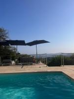Bazén v ubytovaní Villa provençale Magnifique vue Golfe de St Tropez alebo v jeho blízkosti