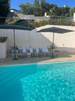 Bazén v ubytovaní Villa provençale Magnifique vue Golfe de St Tropez alebo v jeho blízkosti