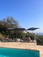 Bazén v ubytovaní Villa provençale Magnifique vue Golfe de St Tropez alebo v jeho blízkosti