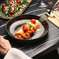un plato de pasta con un tenedor sobre una mesa en Luxor Hotel & Casino, en Skopje