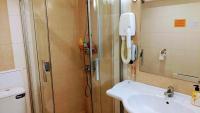 Koupelna v ubytování Stunning Private Beachfront Studio with Pool Access