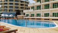 Bazén v ubytování Stunning Private Beachfront Studio with Pool Access nebo v jeho okolí