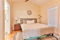 Ein Bett oder Betten in einem Zimmer der Unterkunft Beautiful 1500 s f 3 Bd - 2 Ba condo overlooking stream and golf course
