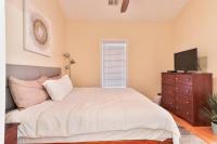 Ein Bett oder Betten in einem Zimmer der Unterkunft Beautiful 1500 s f 3 Bd - 2 Ba condo overlooking stream and golf course