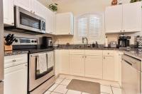 Küche&#47;Küchenzeile in der Unterkunft Beautiful 1500 s f 3 Bd - 2 Ba condo overlooking stream and golf course