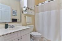 Ein Badezimmer in der Unterkunft Beautiful 1500 s f 3 Bd - 2 Ba condo overlooking stream and golf course