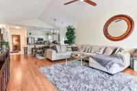 Ein Sitzbereich in der Unterkunft Beautiful 1500 s f 3 Bd - 2 Ba condo overlooking stream and golf course
