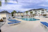 Der Swimmingpool an oder in der Nähe von Beautiful 1500 s f 3 Bd - 2 Ba condo overlooking stream and golf course