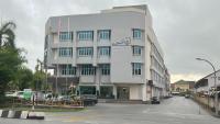 un edificio con un coche aparcado delante en Legend Inn Taiping, en Taiping