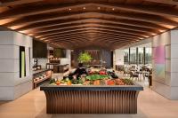 een keuken met een grote uitstalling van fruit en groenten bij Le Meridien Hualien Resort in Hualien