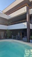 Der Swimmingpool an oder in der Nähe von Basic Mansion Mandalina
