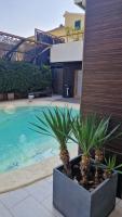 Der Swimmingpool an oder in der Nähe von Basic Mansion Mandalina