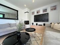 Telewizja i/lub zestaw kina domowego w obiekcie House in Pezinok with swimming pool, Bratislava