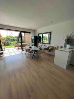 Telewizja i/lub zestaw kina domowego w obiekcie House in Pezinok with swimming pool, Bratislava